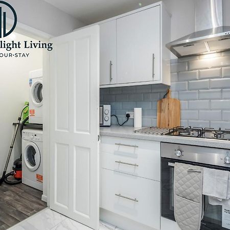 Dwellers Delight Living Ltd Serviced Accommodation Fabulous House 3 Bedroom, Hainault Prime Location ,Greater London With Parking & Wifi, 2 Bathroom, Garden Чигуел Екстериор снимка