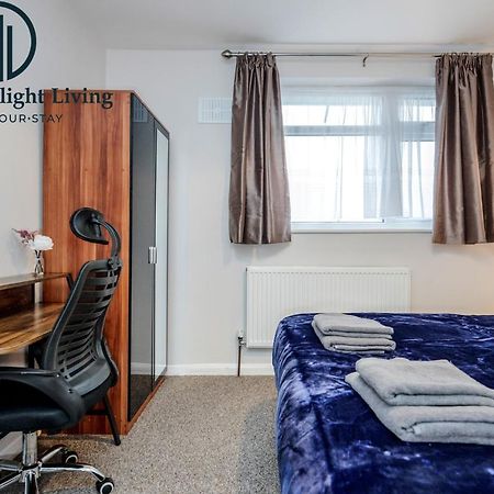 Dwellers Delight Living Ltd Serviced Accommodation Fabulous House 3 Bedroom, Hainault Prime Location ,Greater London With Parking & Wifi, 2 Bathroom, Garden Чигуел Екстериор снимка