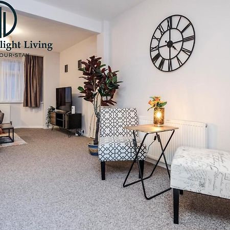 Dwellers Delight Living Ltd Serviced Accommodation Fabulous House 3 Bedroom, Hainault Prime Location ,Greater London With Parking & Wifi, 2 Bathroom, Garden Чигуел Екстериор снимка