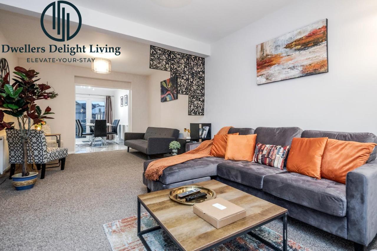 Dwellers Delight Living Ltd Serviced Accommodation Fabulous House 3 Bedroom, Hainault Prime Location ,Greater London With Parking & Wifi, 2 Bathroom, Garden Чигуел Екстериор снимка