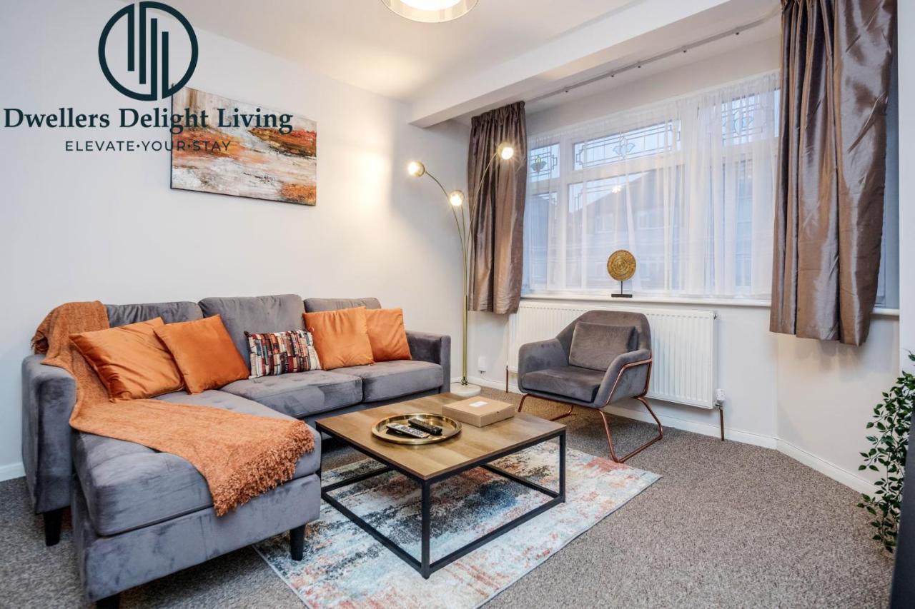 Dwellers Delight Living Ltd Serviced Accommodation Fabulous House 3 Bedroom, Hainault Prime Location ,Greater London With Parking & Wifi, 2 Bathroom, Garden Чигуел Екстериор снимка