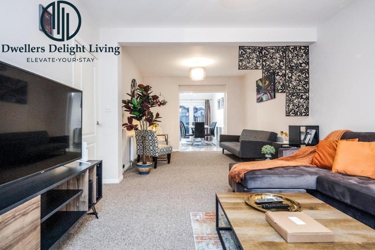 Dwellers Delight Living Ltd Serviced Accommodation Fabulous House 3 Bedroom, Hainault Prime Location ,Greater London With Parking & Wifi, 2 Bathroom, Garden Чигуел Екстериор снимка