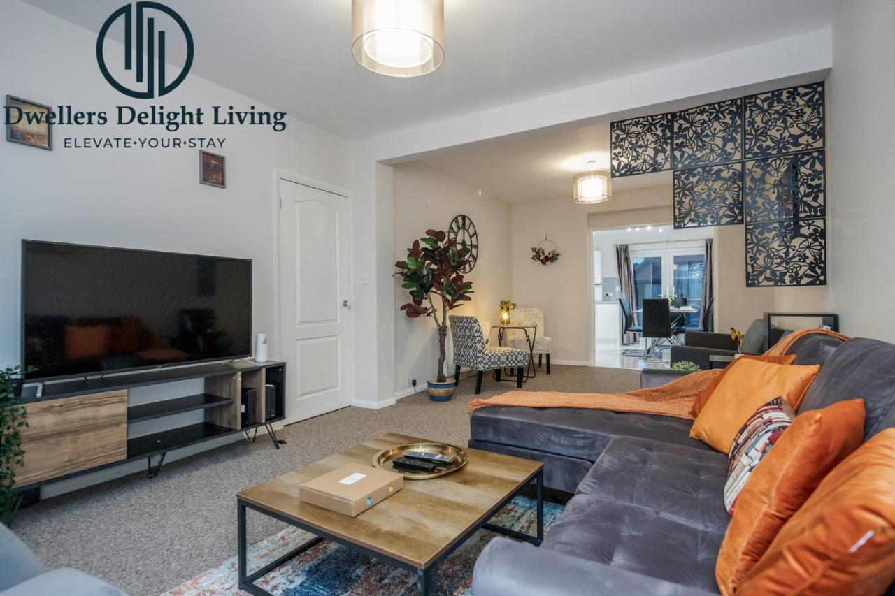Dwellers Delight Living Ltd Serviced Accommodation Fabulous House 3 Bedroom, Hainault Prime Location ,Greater London With Parking & Wifi, 2 Bathroom, Garden Чигуел Екстериор снимка