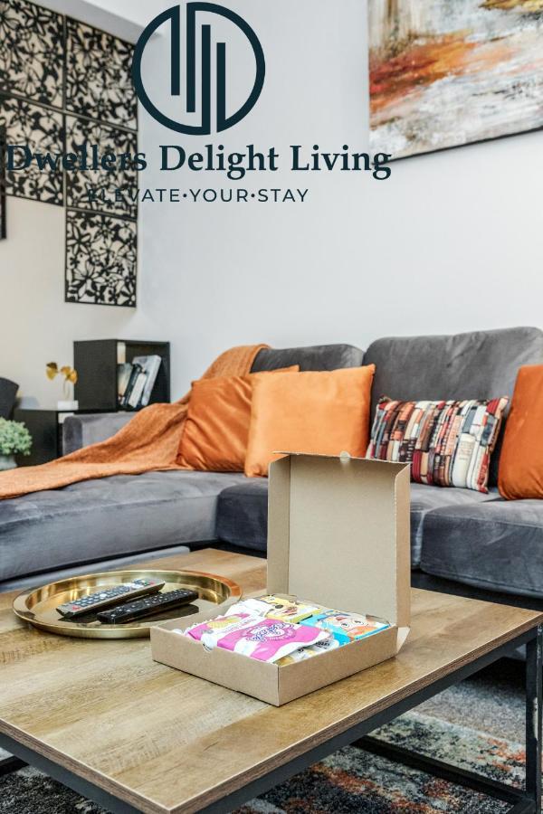 Dwellers Delight Living Ltd Serviced Accommodation Fabulous House 3 Bedroom, Hainault Prime Location ,Greater London With Parking & Wifi, 2 Bathroom, Garden Чигуел Екстериор снимка
