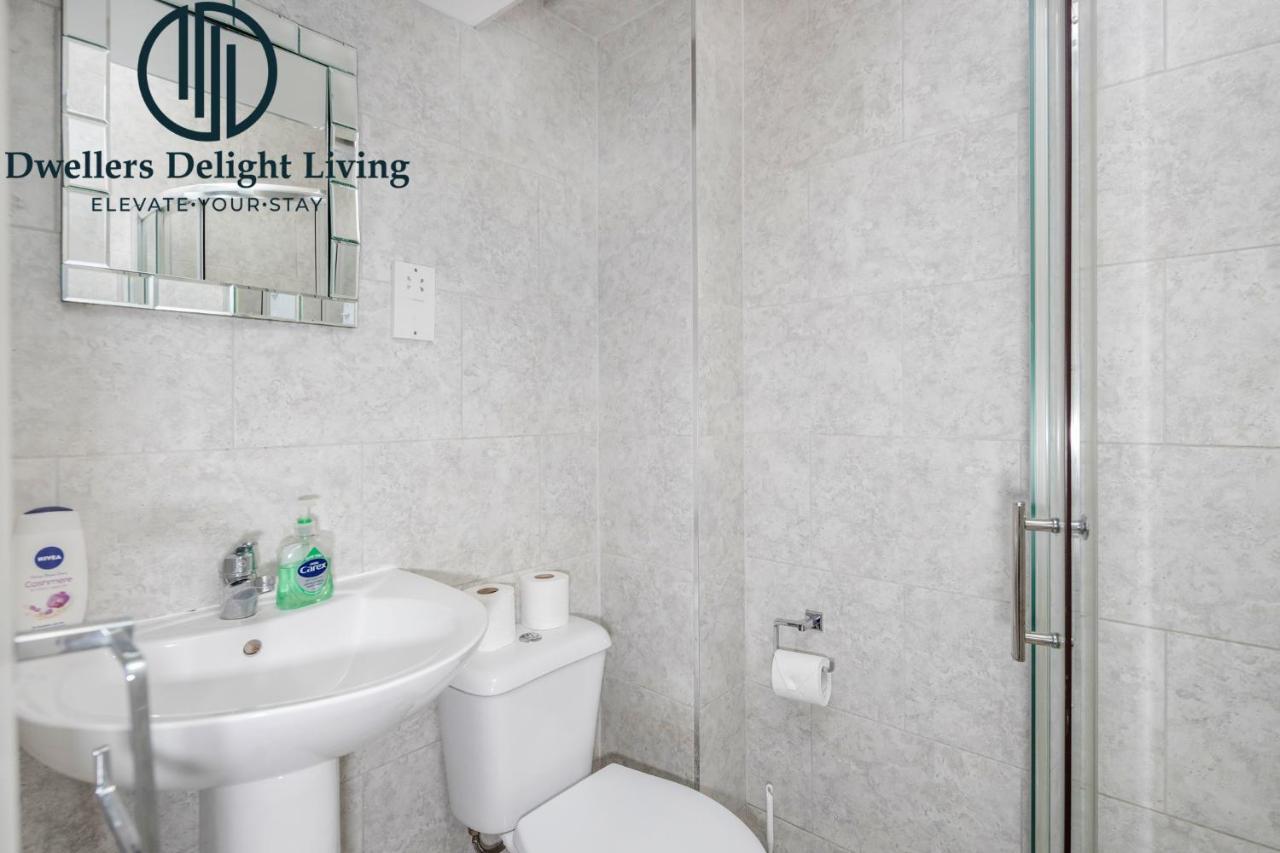 Dwellers Delight Living Ltd Serviced Accommodation Fabulous House 3 Bedroom, Hainault Prime Location ,Greater London With Parking & Wifi, 2 Bathroom, Garden Чигуел Екстериор снимка