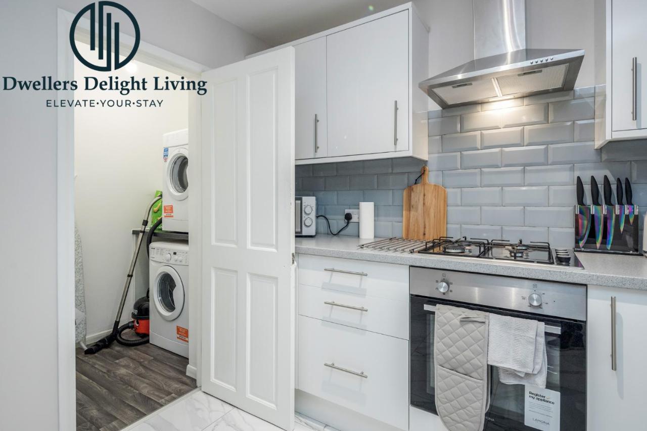 Dwellers Delight Living Ltd Serviced Accommodation Fabulous House 3 Bedroom, Hainault Prime Location ,Greater London With Parking & Wifi, 2 Bathroom, Garden Чигуел Екстериор снимка