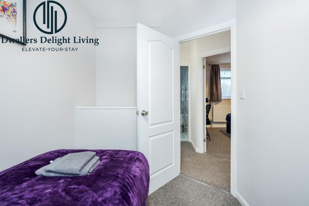 Dwellers Delight Living Ltd Serviced Accommodation Fabulous House 3 Bedroom, Hainault Prime Location ,Greater London With Parking & Wifi, 2 Bathroom, Garden Чигуел Екстериор снимка