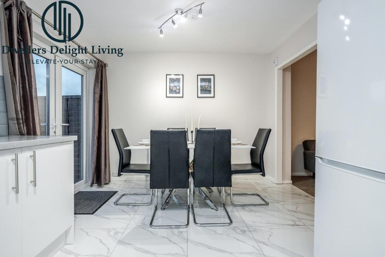 Dwellers Delight Living Ltd Serviced Accommodation Fabulous House 3 Bedroom, Hainault Prime Location ,Greater London With Parking & Wifi, 2 Bathroom, Garden Чигуел Екстериор снимка