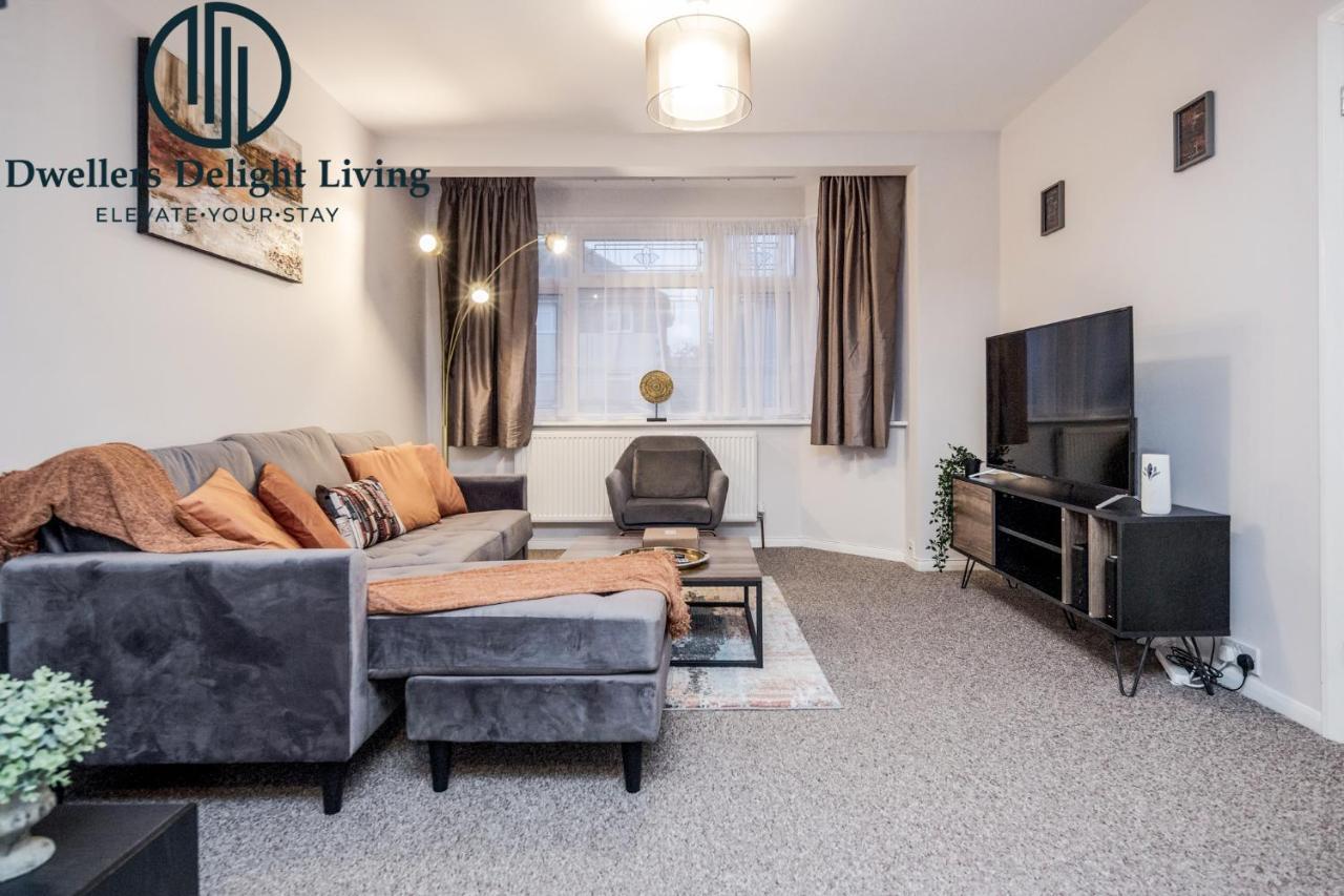 Dwellers Delight Living Ltd Serviced Accommodation Fabulous House 3 Bedroom, Hainault Prime Location ,Greater London With Parking & Wifi, 2 Bathroom, Garden Чигуел Екстериор снимка