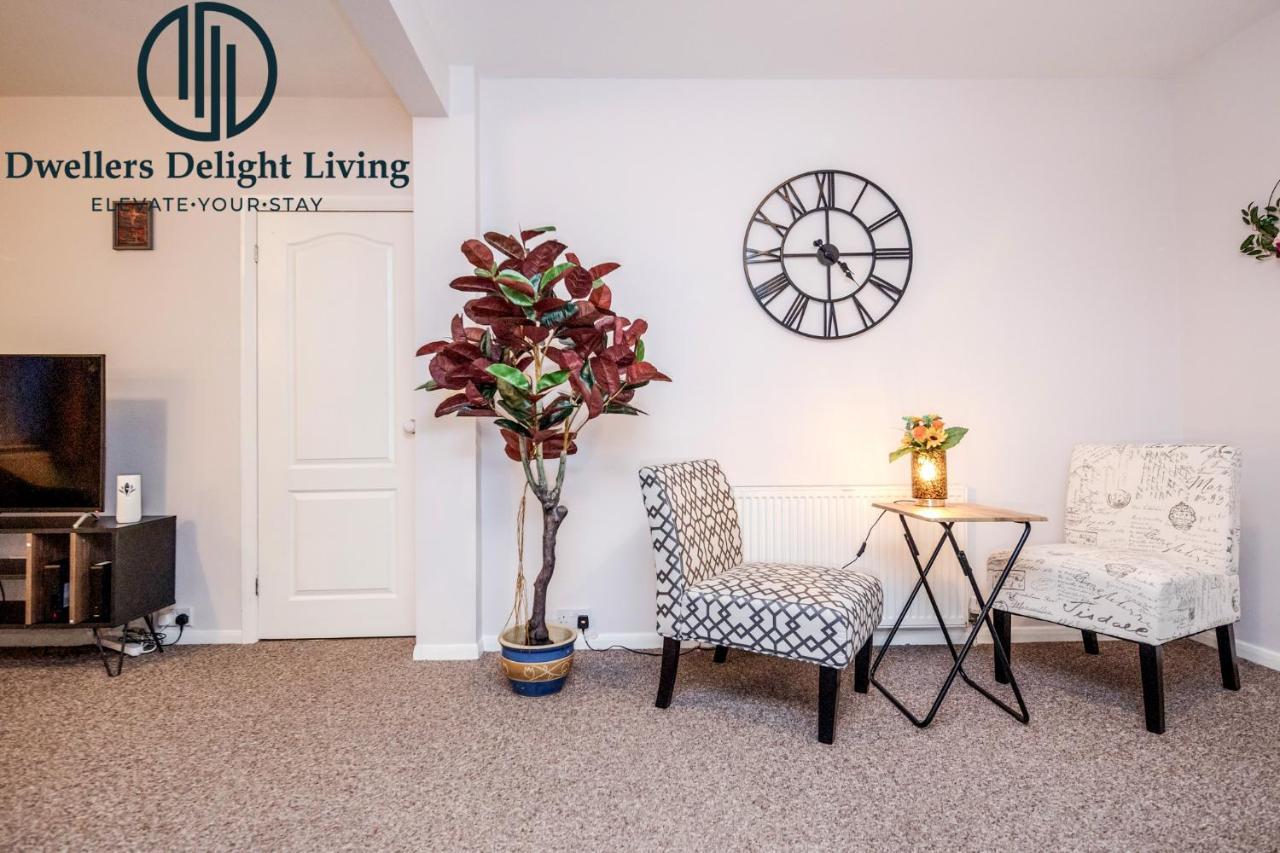 Dwellers Delight Living Ltd Serviced Accommodation Fabulous House 3 Bedroom, Hainault Prime Location ,Greater London With Parking & Wifi, 2 Bathroom, Garden Чигуел Екстериор снимка