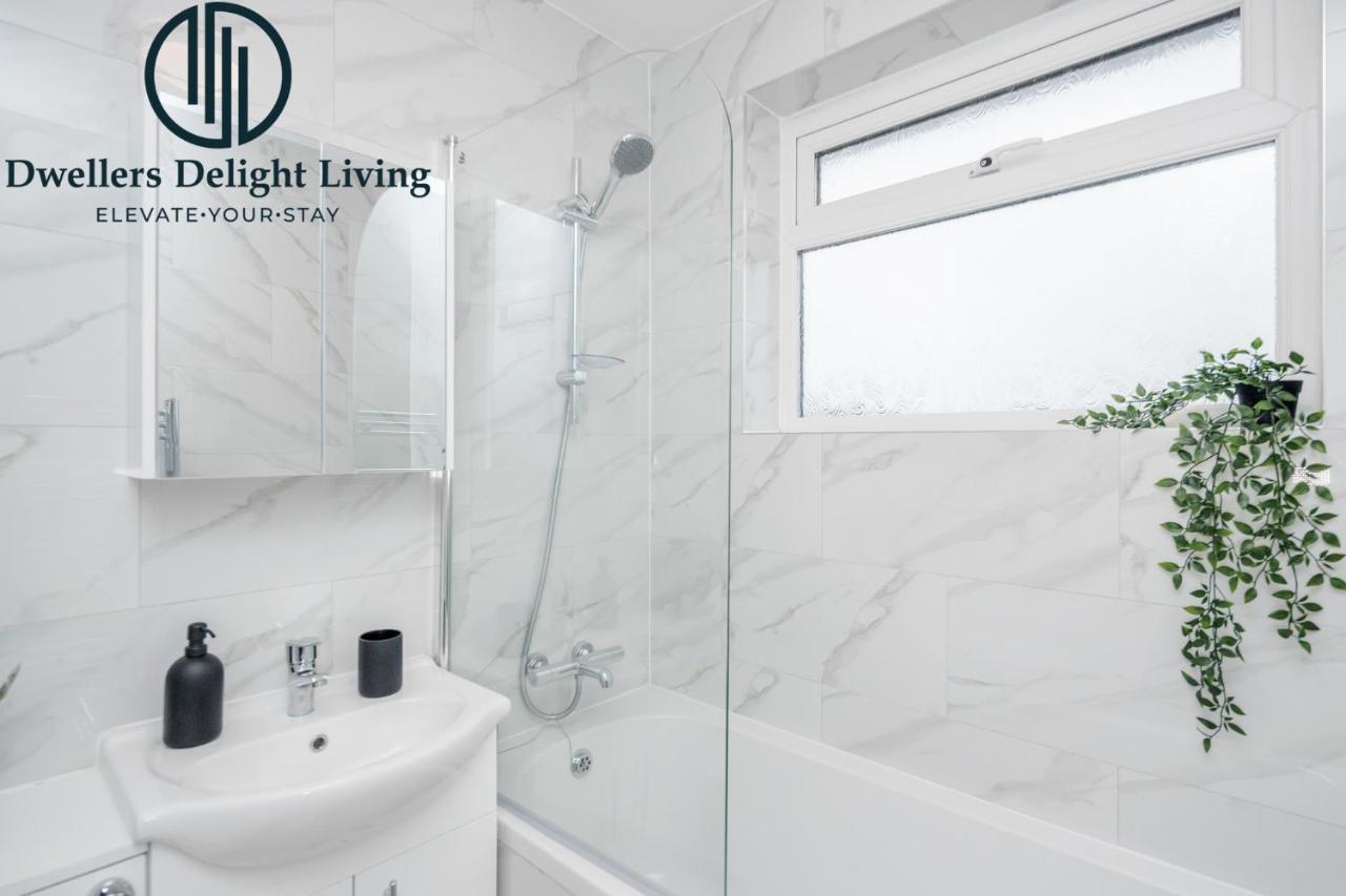 Dwellers Delight Living Ltd Serviced Accommodation Fabulous House 3 Bedroom, Hainault Prime Location ,Greater London With Parking & Wifi, 2 Bathroom, Garden Чигуел Екстериор снимка
