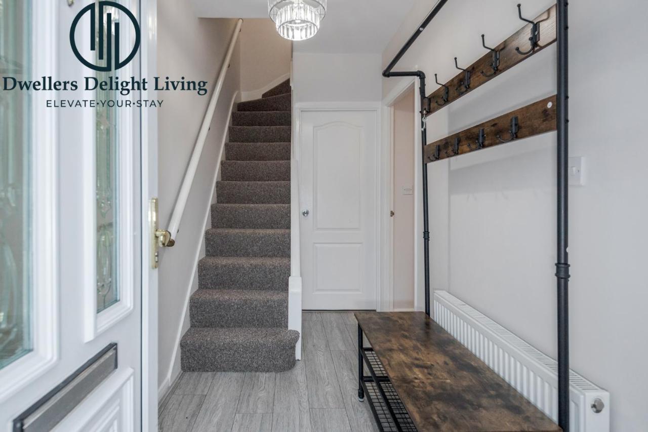 Dwellers Delight Living Ltd Serviced Accommodation Fabulous House 3 Bedroom, Hainault Prime Location ,Greater London With Parking & Wifi, 2 Bathroom, Garden Чигуел Екстериор снимка