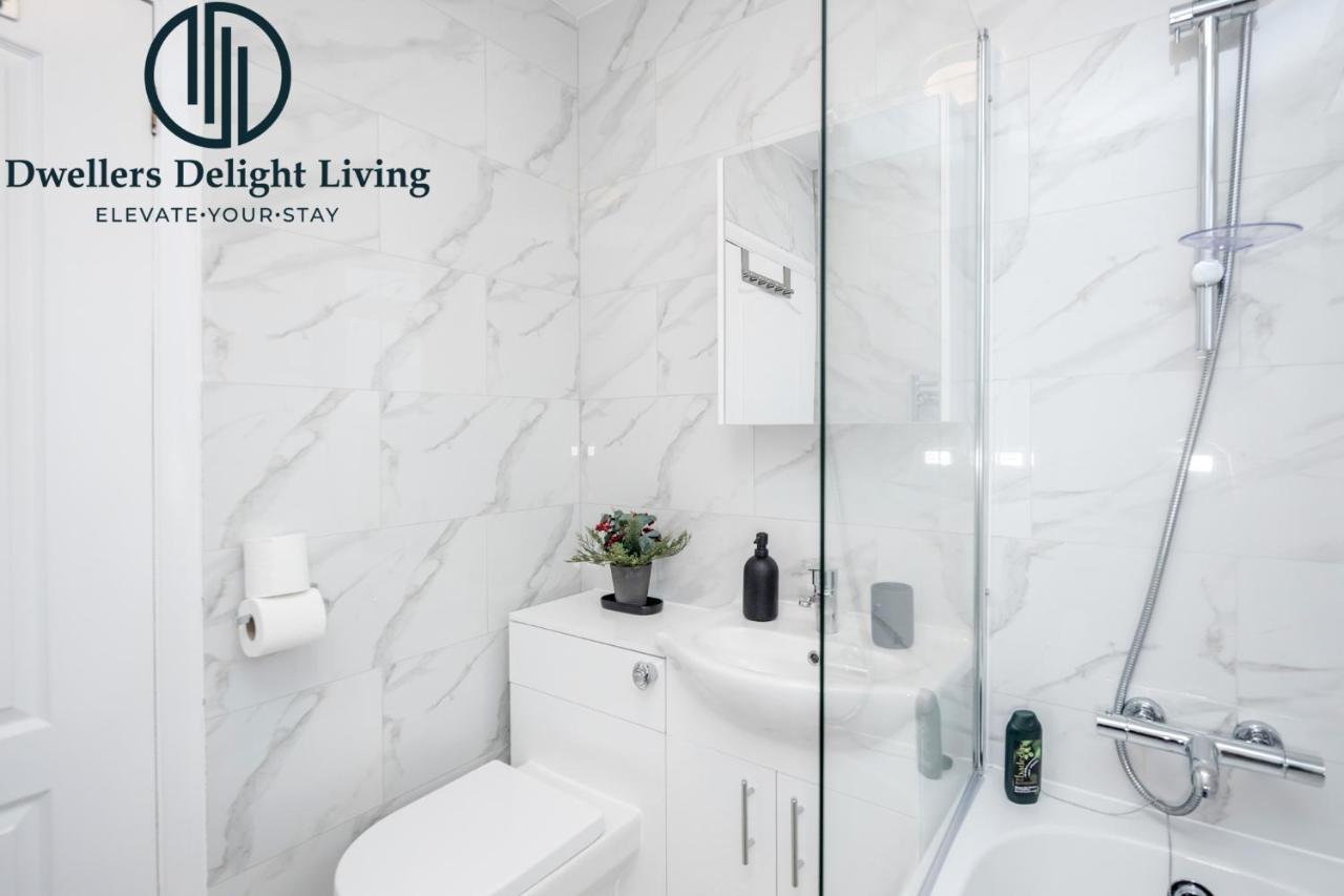 Dwellers Delight Living Ltd Serviced Accommodation Fabulous House 3 Bedroom, Hainault Prime Location ,Greater London With Parking & Wifi, 2 Bathroom, Garden Чигуел Екстериор снимка