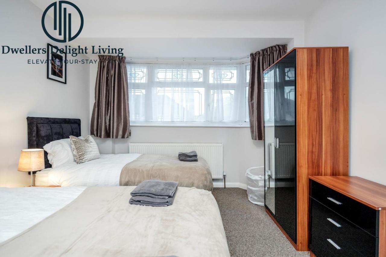 Dwellers Delight Living Ltd Serviced Accommodation Fabulous House 3 Bedroom, Hainault Prime Location ,Greater London With Parking & Wifi, 2 Bathroom, Garden Чигуел Екстериор снимка