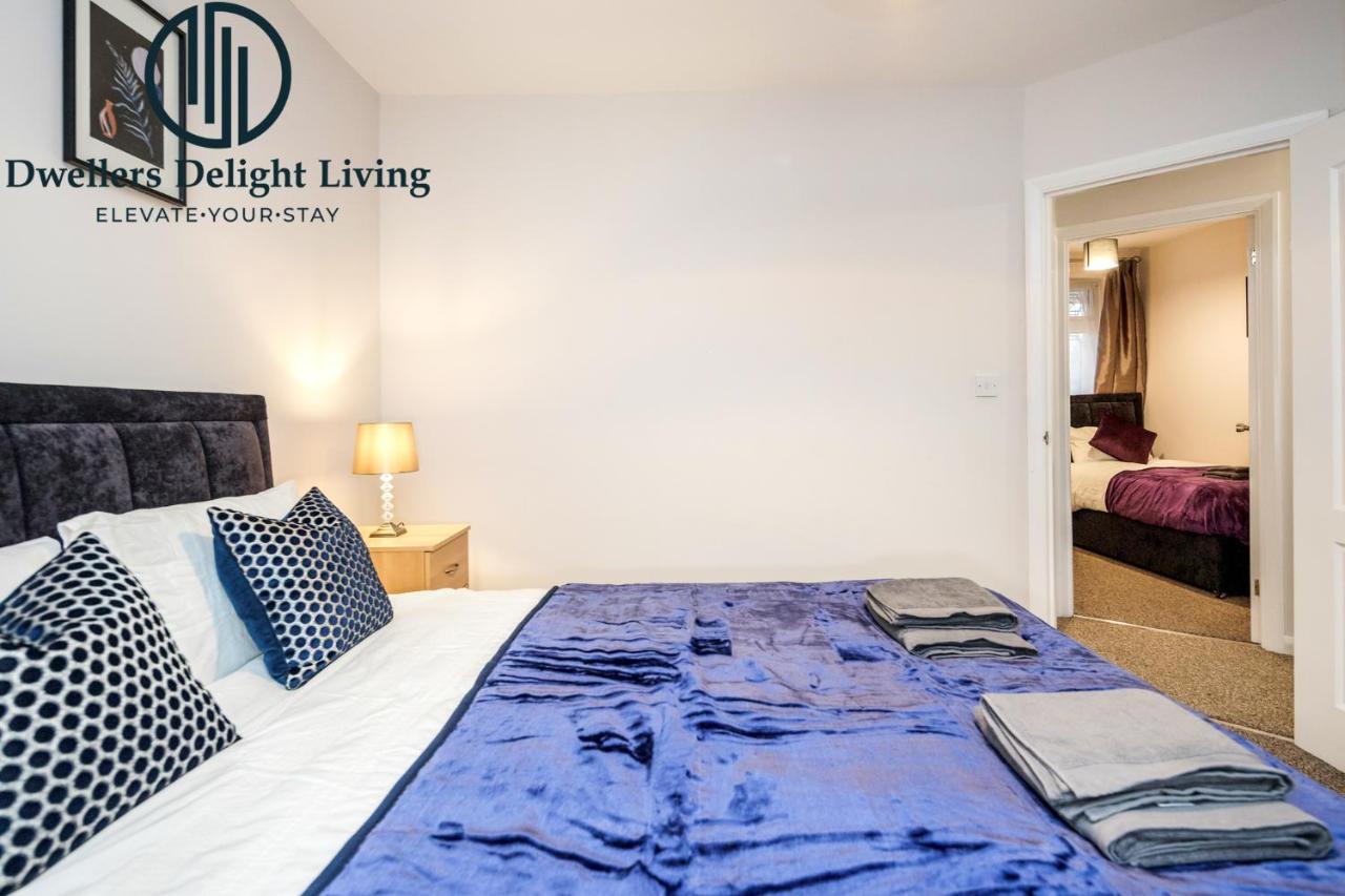 Dwellers Delight Living Ltd Serviced Accommodation Fabulous House 3 Bedroom, Hainault Prime Location ,Greater London With Parking & Wifi, 2 Bathroom, Garden Чигуел Екстериор снимка