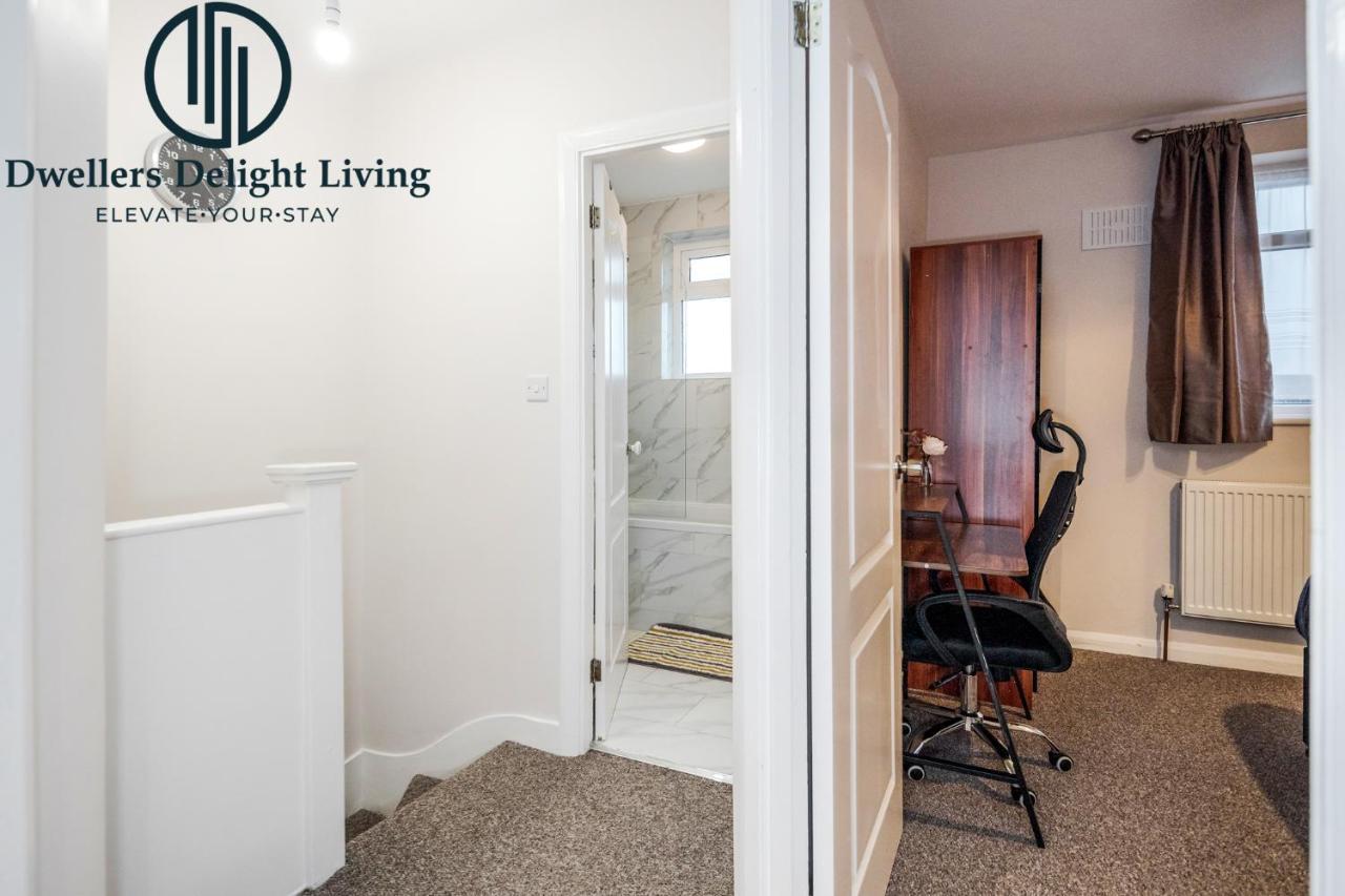 Dwellers Delight Living Ltd Serviced Accommodation Fabulous House 3 Bedroom, Hainault Prime Location ,Greater London With Parking & Wifi, 2 Bathroom, Garden Чигуел Екстериор снимка