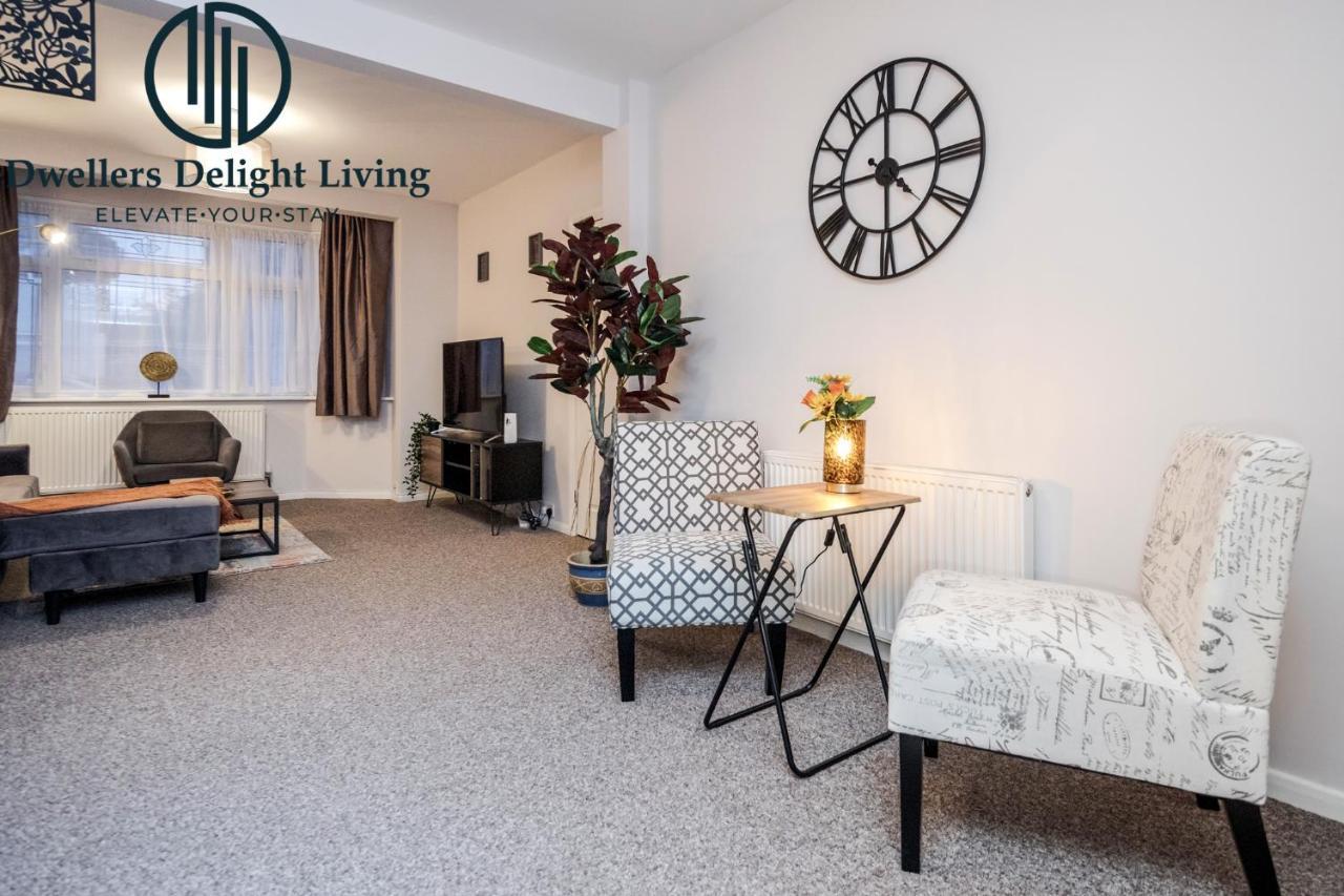 Dwellers Delight Living Ltd Serviced Accommodation Fabulous House 3 Bedroom, Hainault Prime Location ,Greater London With Parking & Wifi, 2 Bathroom, Garden Чигуел Екстериор снимка