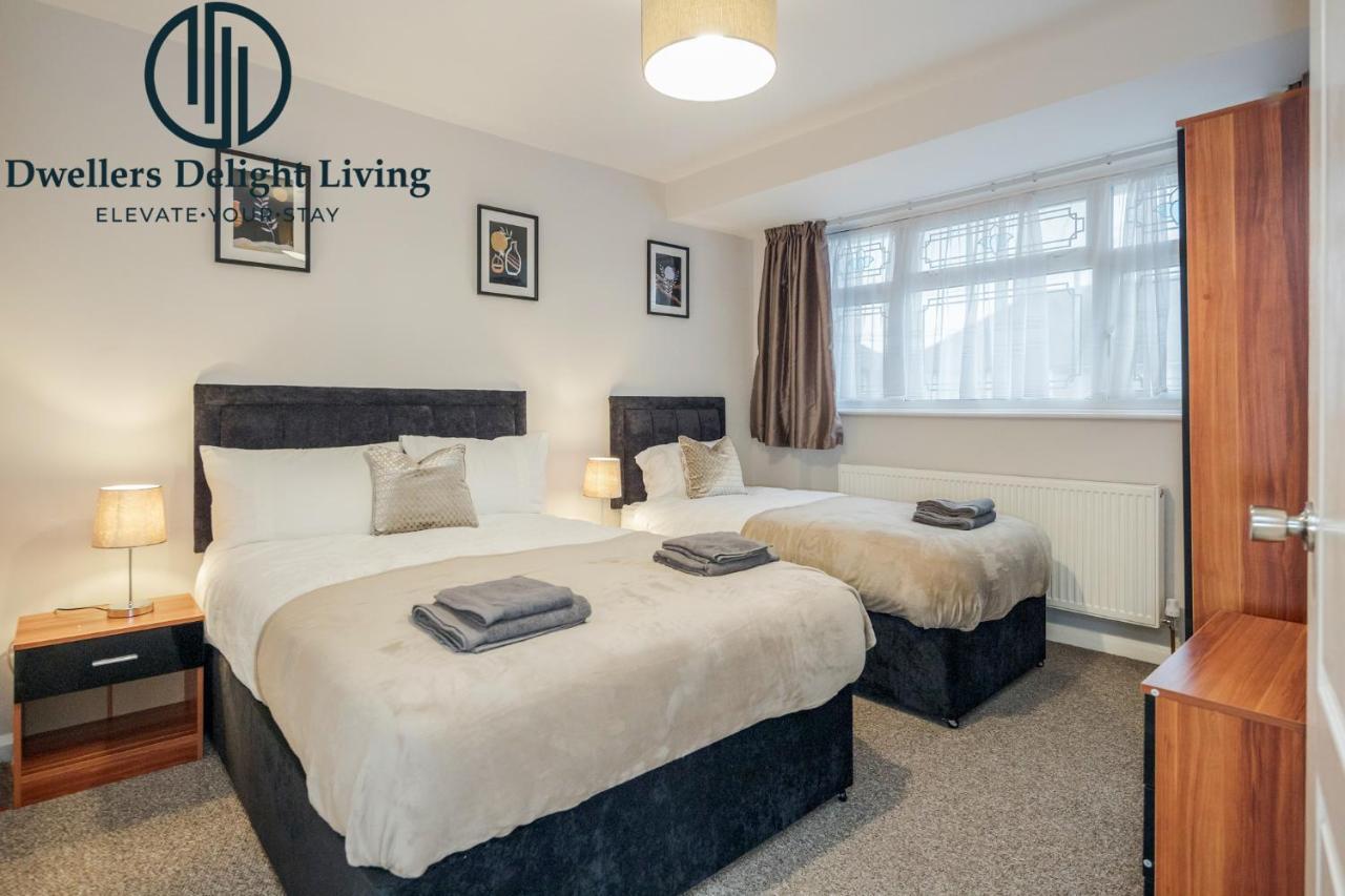 Dwellers Delight Living Ltd Serviced Accommodation Fabulous House 3 Bedroom, Hainault Prime Location ,Greater London With Parking & Wifi, 2 Bathroom, Garden Чигуел Екстериор снимка