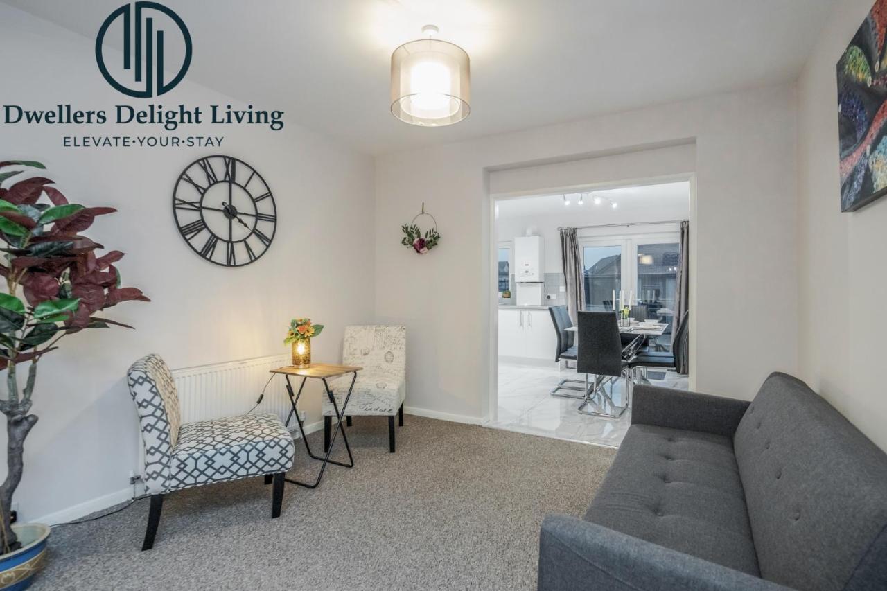 Dwellers Delight Living Ltd Serviced Accommodation Fabulous House 3 Bedroom, Hainault Prime Location ,Greater London With Parking & Wifi, 2 Bathroom, Garden Чигуел Екстериор снимка