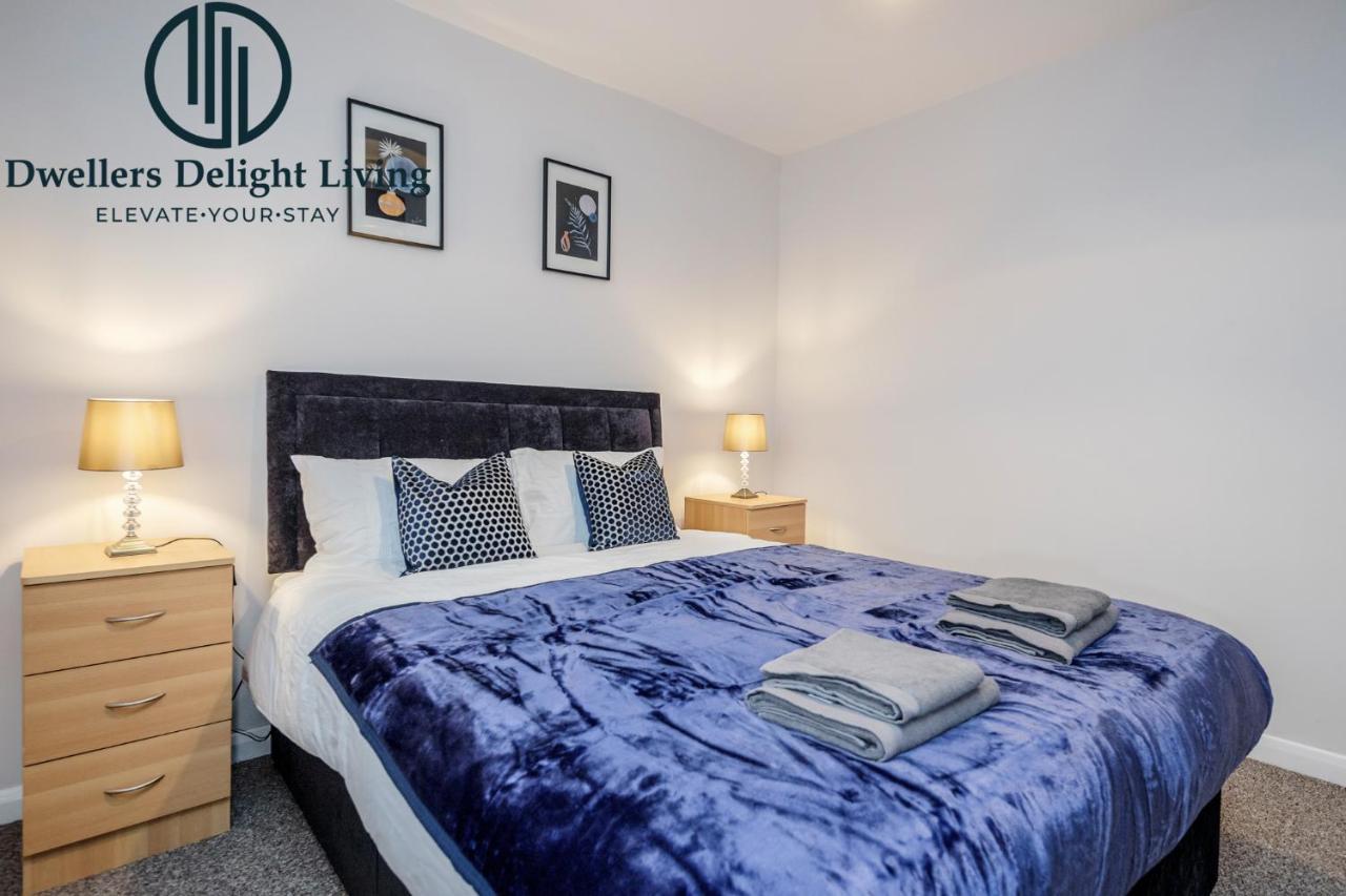 Dwellers Delight Living Ltd Serviced Accommodation Fabulous House 3 Bedroom, Hainault Prime Location ,Greater London With Parking & Wifi, 2 Bathroom, Garden Чигуел Екстериор снимка