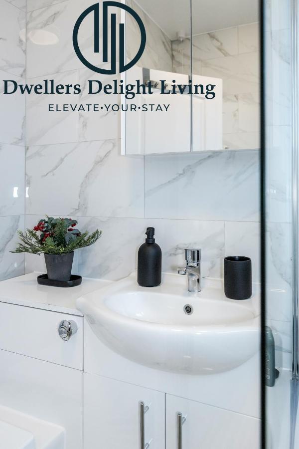 Dwellers Delight Living Ltd Serviced Accommodation Fabulous House 3 Bedroom, Hainault Prime Location ,Greater London With Parking & Wifi, 2 Bathroom, Garden Чигуел Екстериор снимка