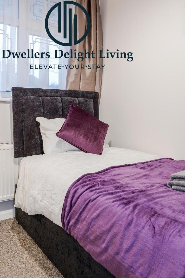 Dwellers Delight Living Ltd Serviced Accommodation Fabulous House 3 Bedroom, Hainault Prime Location ,Greater London With Parking & Wifi, 2 Bathroom, Garden Чигуел Екстериор снимка