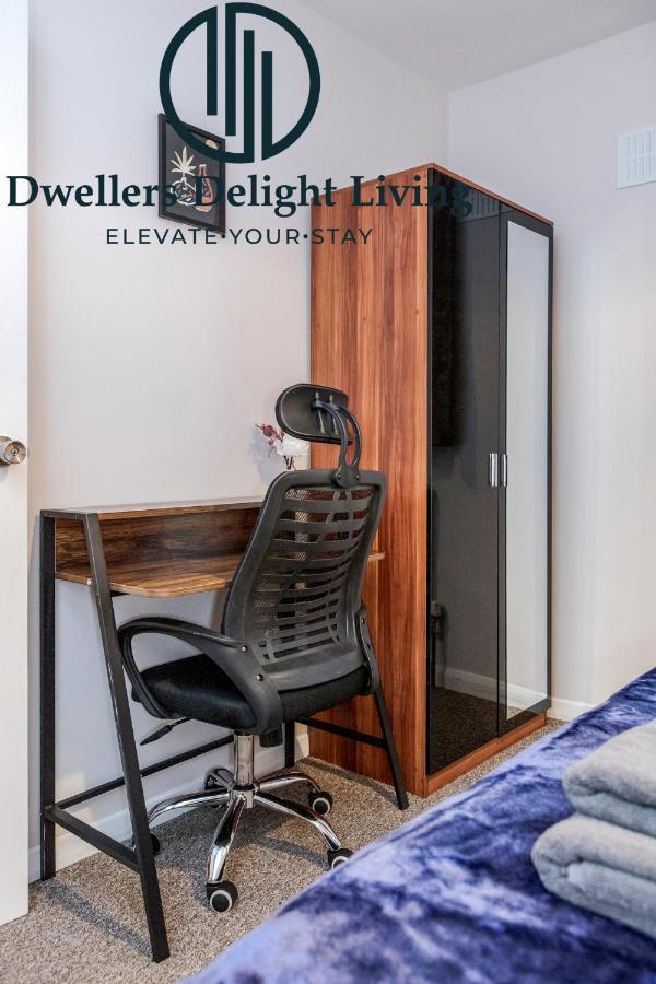Dwellers Delight Living Ltd Serviced Accommodation Fabulous House 3 Bedroom, Hainault Prime Location ,Greater London With Parking & Wifi, 2 Bathroom, Garden Чигуел Екстериор снимка