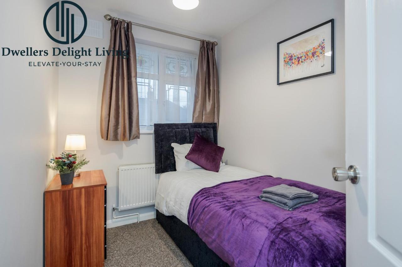Dwellers Delight Living Ltd Serviced Accommodation Fabulous House 3 Bedroom, Hainault Prime Location ,Greater London With Parking & Wifi, 2 Bathroom, Garden Чигуел Екстериор снимка
