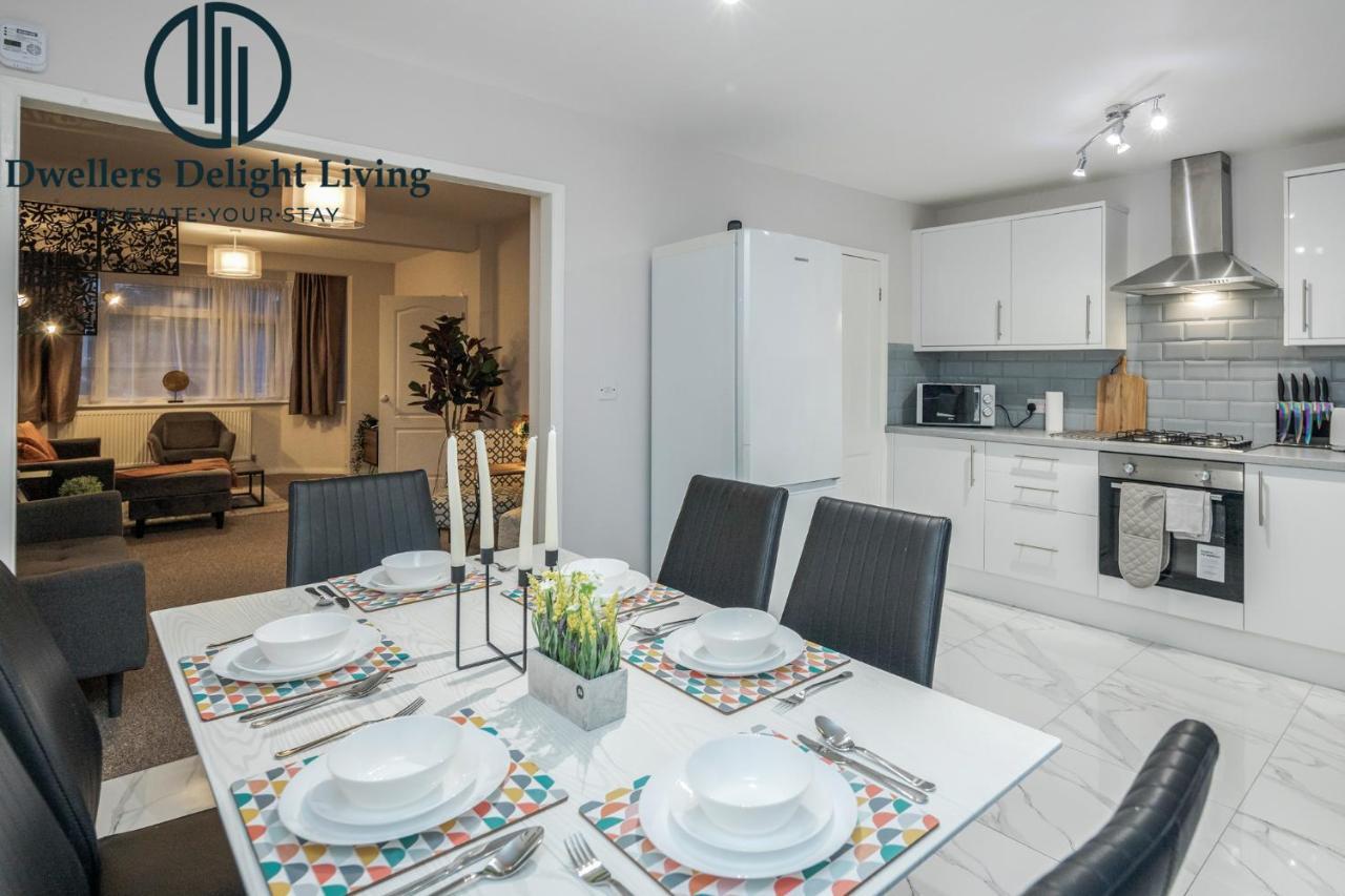 Dwellers Delight Living Ltd Serviced Accommodation Fabulous House 3 Bedroom, Hainault Prime Location ,Greater London With Parking & Wifi, 2 Bathroom, Garden Чигуел Екстериор снимка