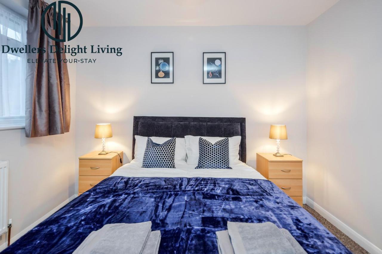 Dwellers Delight Living Ltd Serviced Accommodation Fabulous House 3 Bedroom, Hainault Prime Location ,Greater London With Parking & Wifi, 2 Bathroom, Garden Чигуел Екстериор снимка