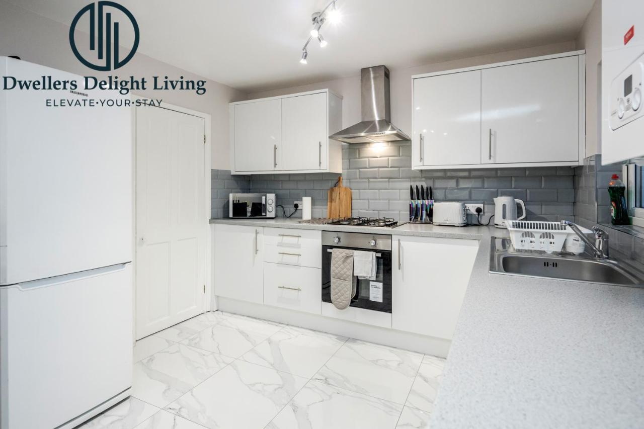 Dwellers Delight Living Ltd Serviced Accommodation Fabulous House 3 Bedroom, Hainault Prime Location ,Greater London With Parking & Wifi, 2 Bathroom, Garden Чигуел Екстериор снимка