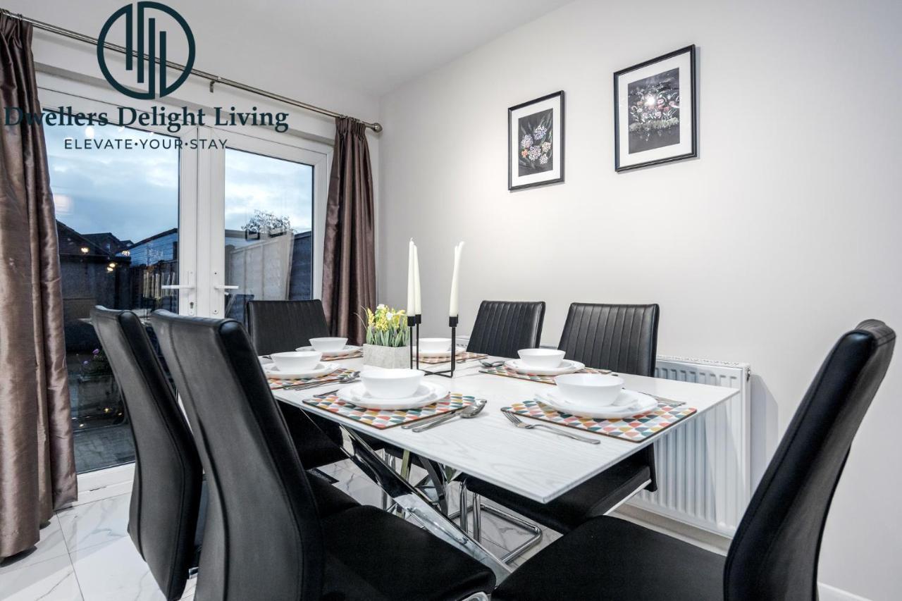 Dwellers Delight Living Ltd Serviced Accommodation Fabulous House 3 Bedroom, Hainault Prime Location ,Greater London With Parking & Wifi, 2 Bathroom, Garden Чигуел Екстериор снимка