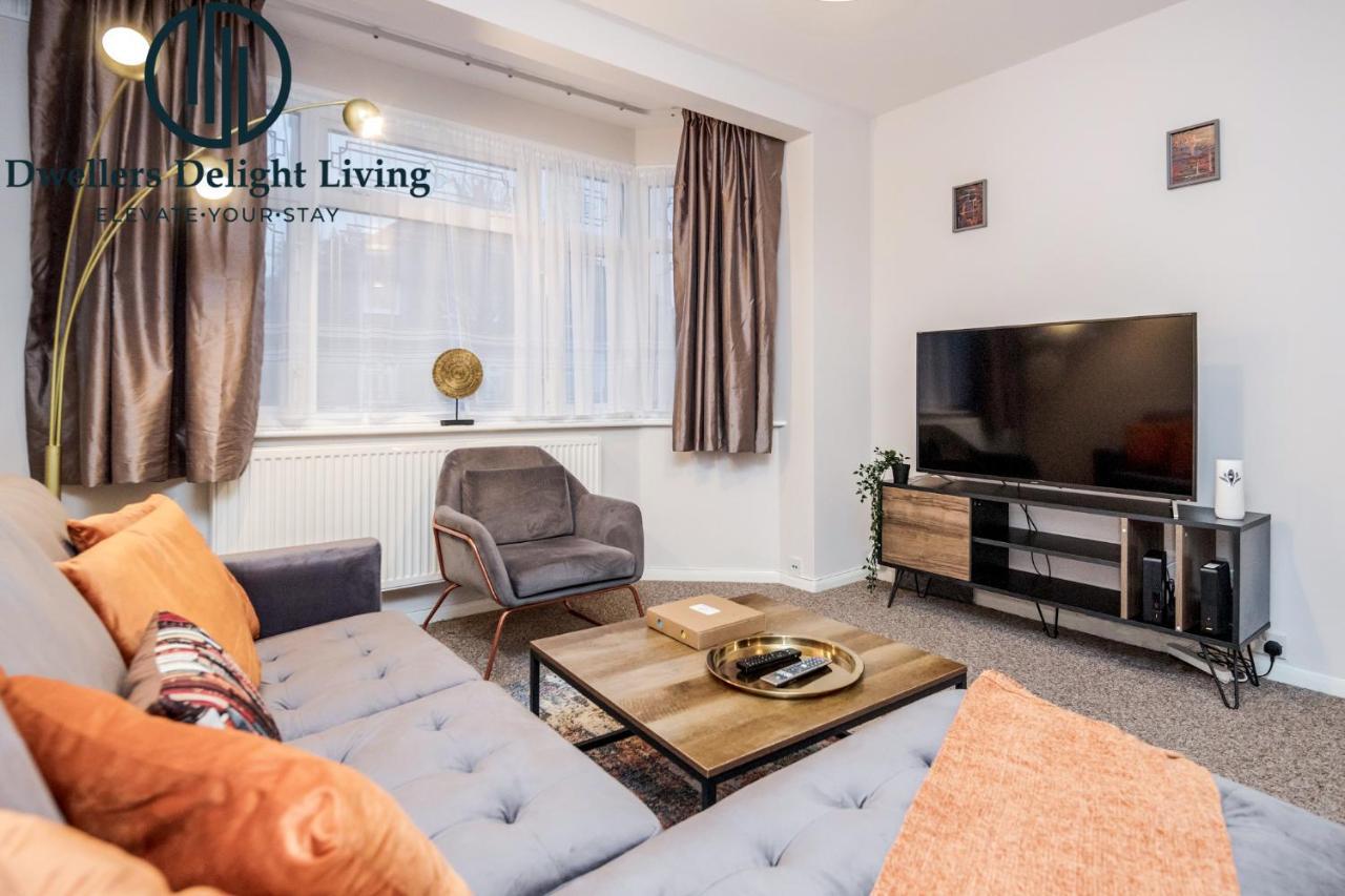 Dwellers Delight Living Ltd Serviced Accommodation Fabulous House 3 Bedroom, Hainault Prime Location ,Greater London With Parking & Wifi, 2 Bathroom, Garden Чигуел Екстериор снимка