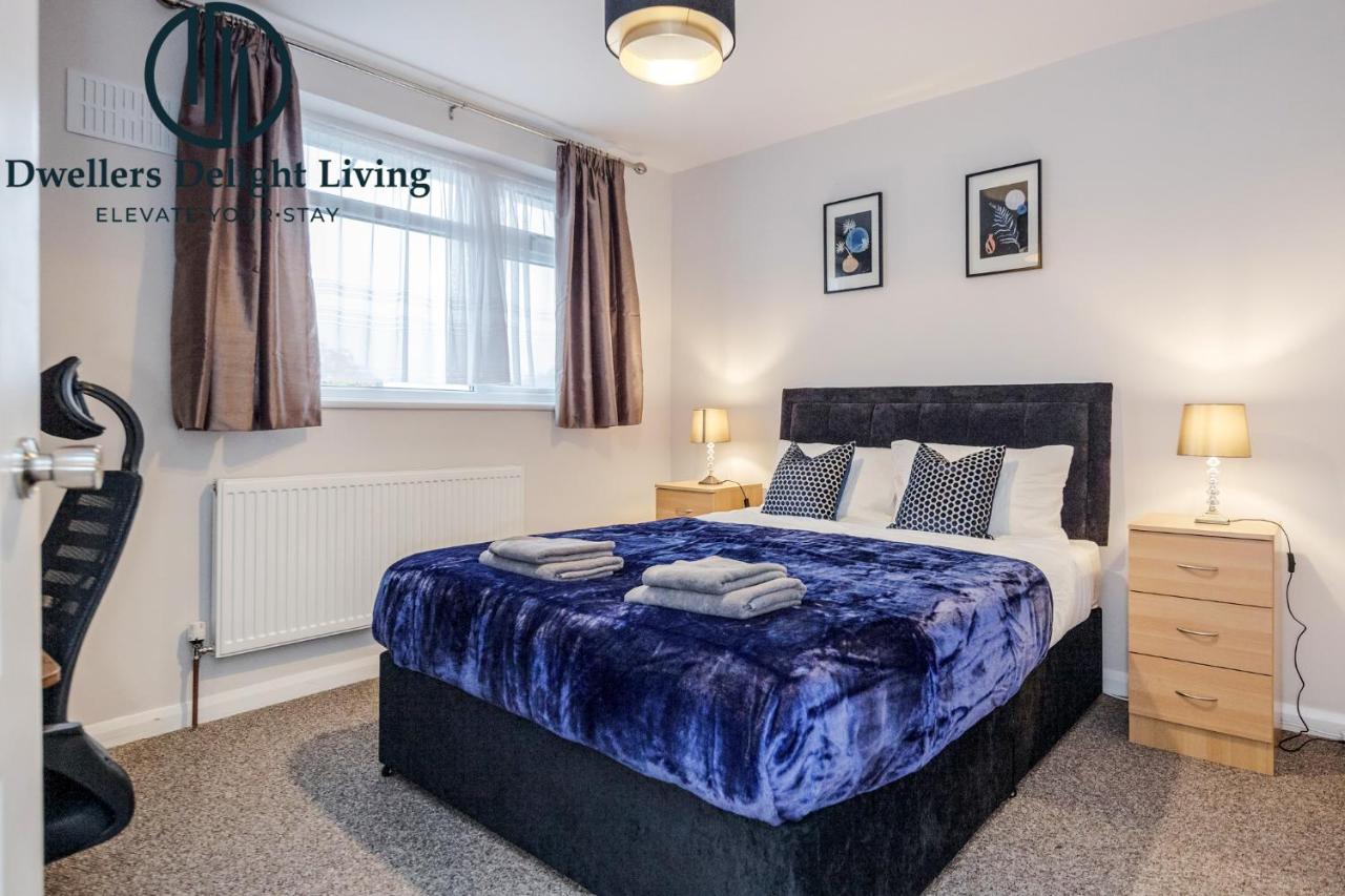 Dwellers Delight Living Ltd Serviced Accommodation Fabulous House 3 Bedroom, Hainault Prime Location ,Greater London With Parking & Wifi, 2 Bathroom, Garden Чигуел Екстериор снимка