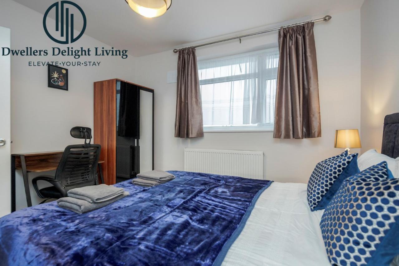 Dwellers Delight Living Ltd Serviced Accommodation Fabulous House 3 Bedroom, Hainault Prime Location ,Greater London With Parking & Wifi, 2 Bathroom, Garden Чигуел Екстериор снимка