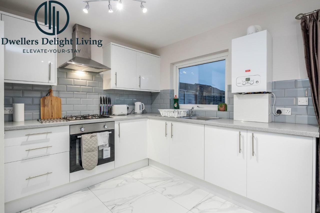 Dwellers Delight Living Ltd Serviced Accommodation Fabulous House 3 Bedroom, Hainault Prime Location ,Greater London With Parking & Wifi, 2 Bathroom, Garden Чигуел Екстериор снимка
