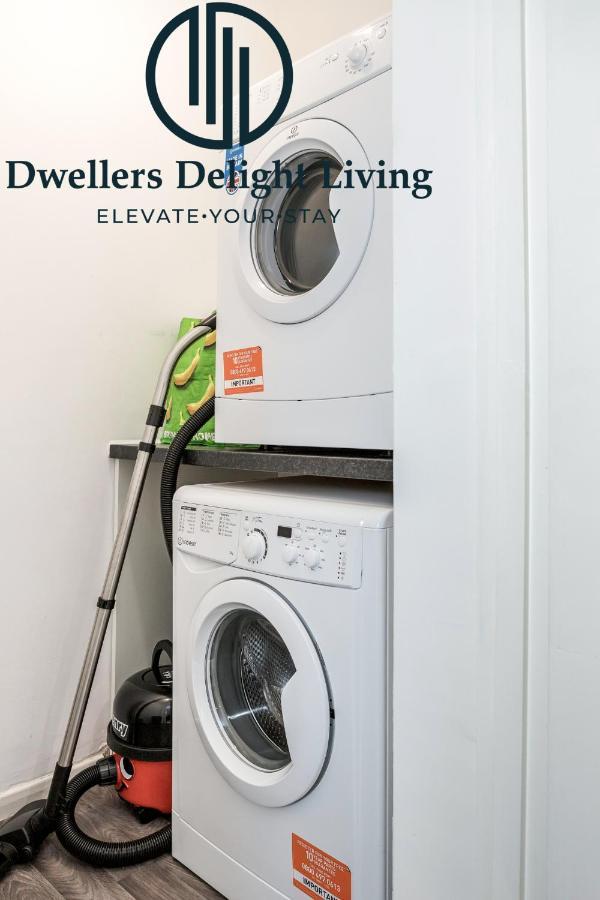 Dwellers Delight Living Ltd Serviced Accommodation Fabulous House 3 Bedroom, Hainault Prime Location ,Greater London With Parking & Wifi, 2 Bathroom, Garden Чигуел Екстериор снимка