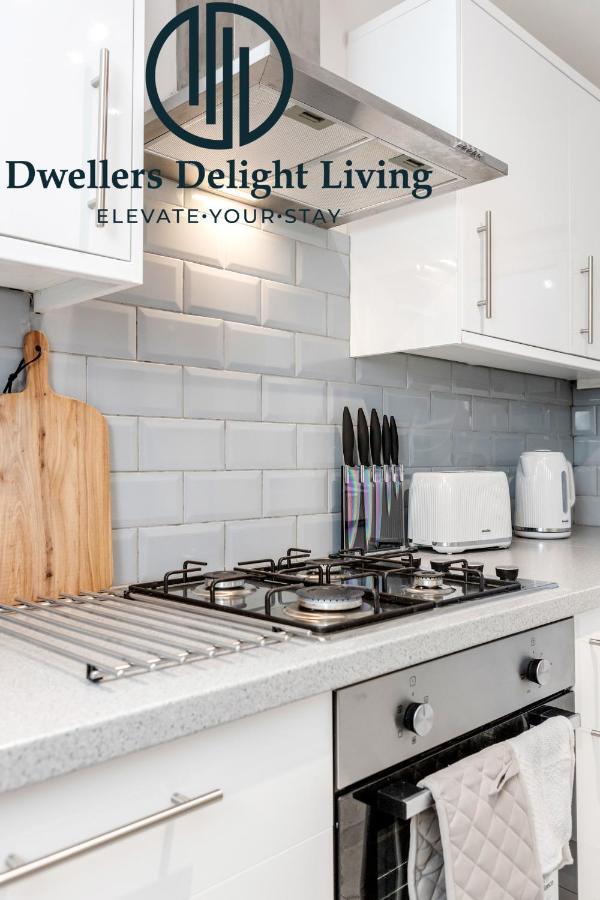 Dwellers Delight Living Ltd Serviced Accommodation Fabulous House 3 Bedroom, Hainault Prime Location ,Greater London With Parking & Wifi, 2 Bathroom, Garden Чигуел Екстериор снимка