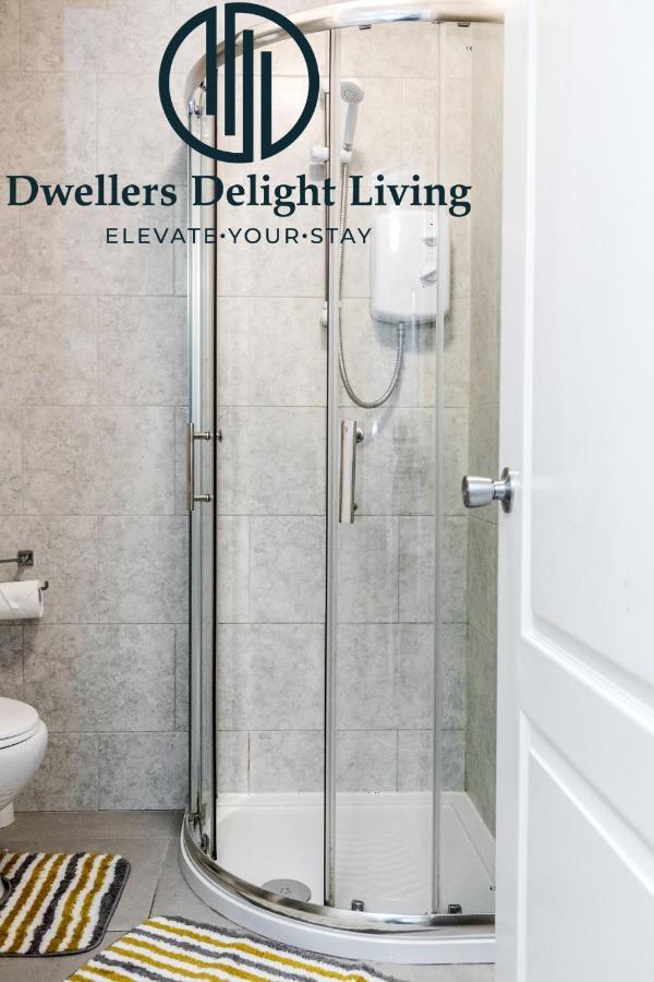 Dwellers Delight Living Ltd Serviced Accommodation Fabulous House 3 Bedroom, Hainault Prime Location ,Greater London With Parking & Wifi, 2 Bathroom, Garden Чигуел Екстериор снимка