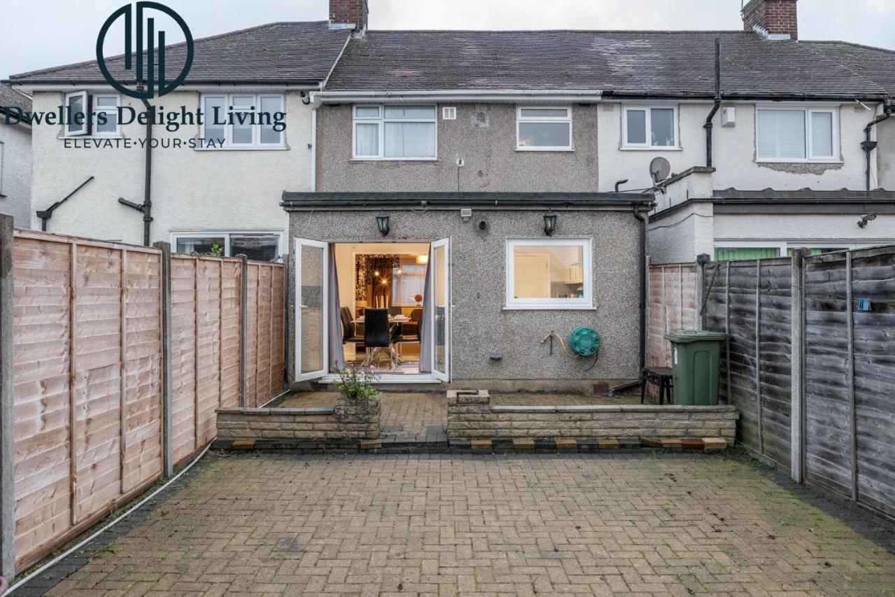 Dwellers Delight Living Ltd Serviced Accommodation Fabulous House 3 Bedroom, Hainault Prime Location ,Greater London With Parking & Wifi, 2 Bathroom, Garden Чигуел Екстериор снимка